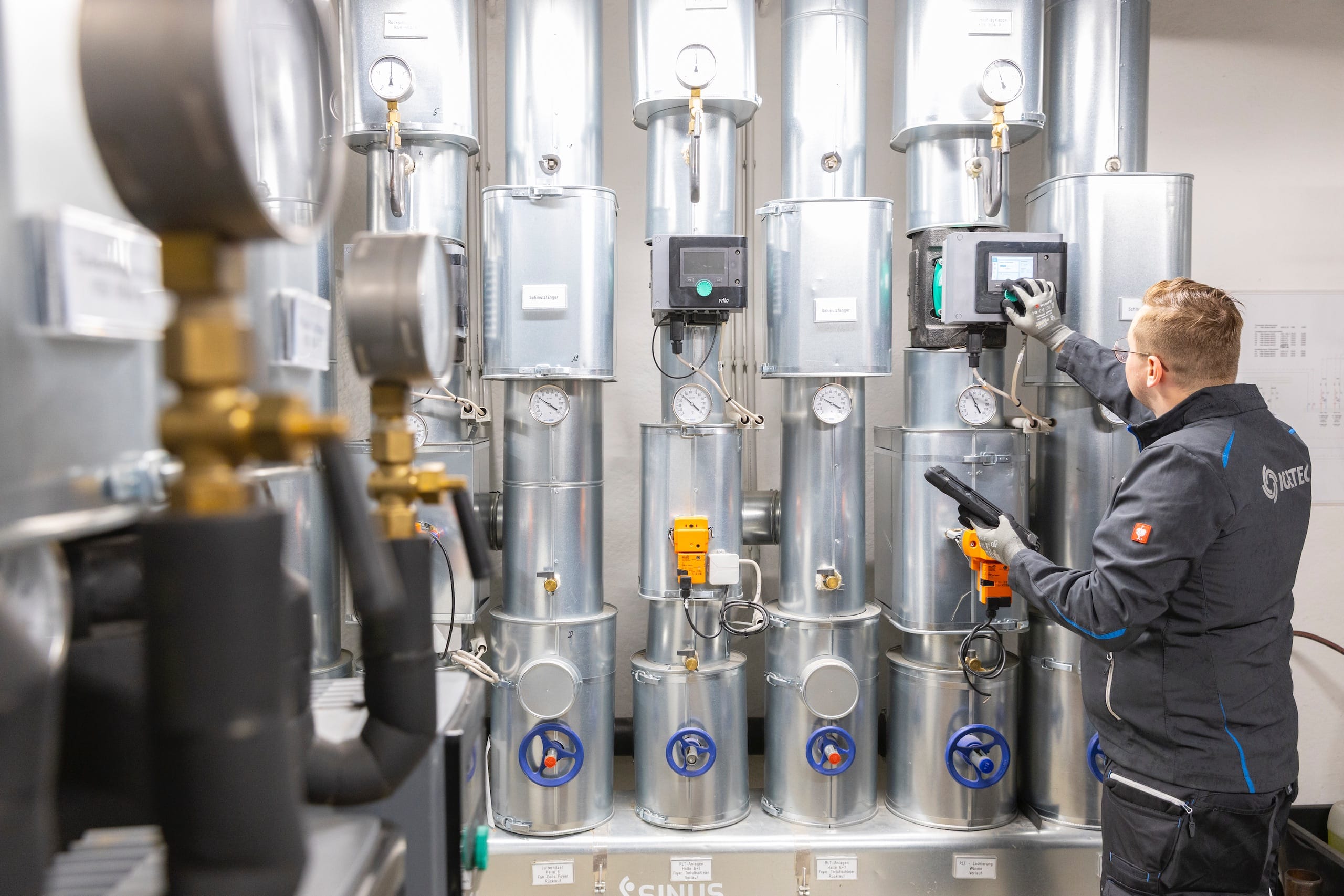 Techniker prüft industrielle Messgeräte und Anzeigen.