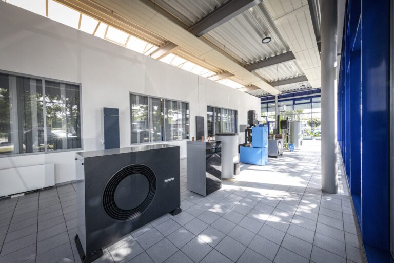 Ausstellung moderner Heiztechnologie in einem hellen Raum.