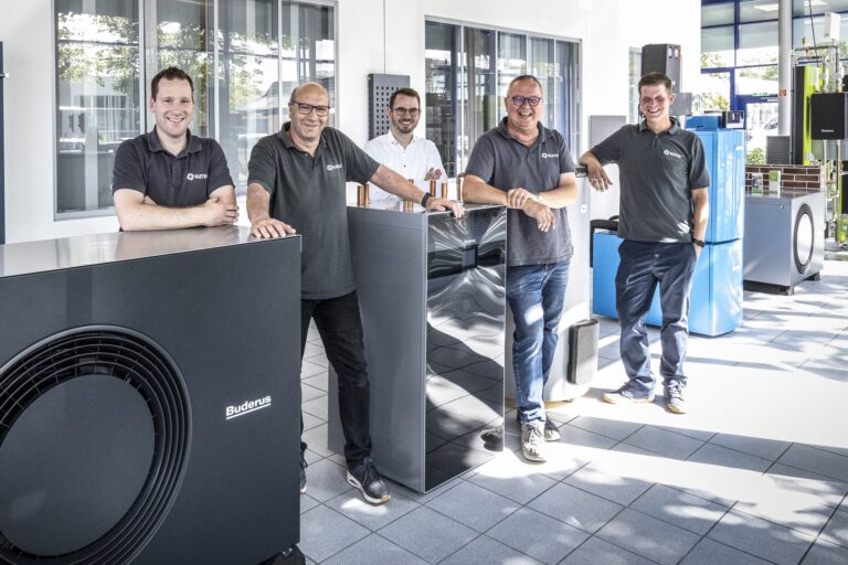 Team präsentiert moderne Heizsysteme im Showroom.
