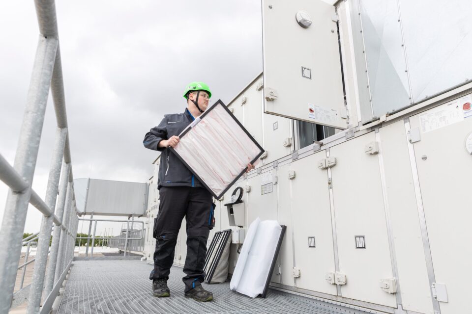Techniker wechselt Filter in Klimaanlage