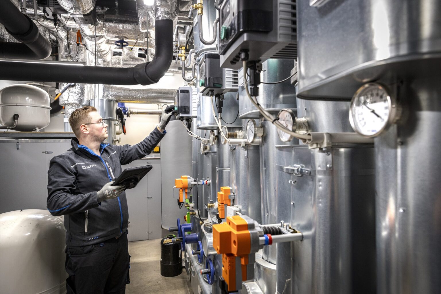 Techniker inspiziert industrielle Heizungsanlage im Betrieb